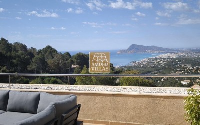 Precioso y acogedor apartamento con vistas panorámicas al mar y las montañas.